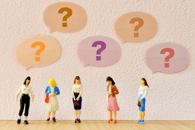 疑問を抱える女性イメージ人形　【フェムケア】黒ずみは改善する？セルフケアと美容医療の境界線は？｜NERO DOCTOR / BEAUTY（美容医療）