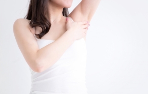 豊胸で脇に傷ができる？傷はどのくらい目立つの？