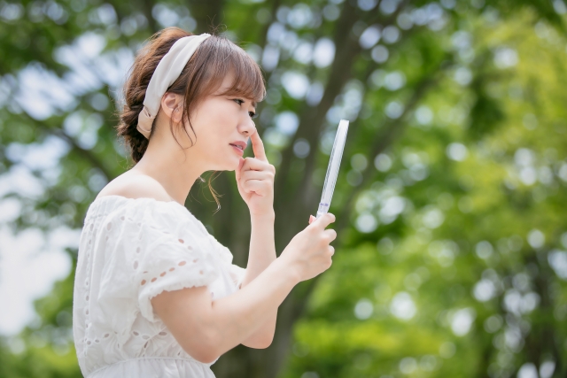 鏡を見る女性 埋l没法の腫れがひどいときにできることは?いつになったら落ち着く?|NERO DOCTOR / BEAUTY(美容医療)