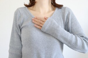 豊胸の値段相場は？大手と中規模クリニックの費用感をチェック