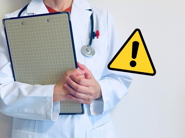 白衣を着た女性の注意イメージ タレ目形成の‟後悔“を避ける|起こりやすい失敗・修正とクリニックの見極め方|NERO DOCTOR / BEAUTY(美容医療)