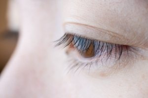 眼瞼下垂は埋没法で治せる？切開との違い・効果・持続性を徹底比較