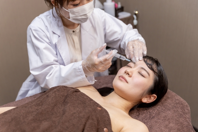 眉間に注入される女性　脂肪注入で丸いおでこに｜持続期間・リスク・ダウンタイムを解説｜NERO DOCTOR / BEAUTY（美容医療）
