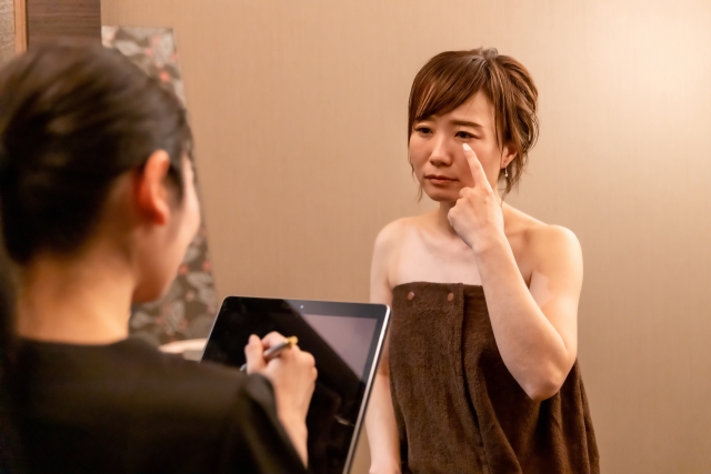 カウンセリングを受ける女性 目の下の脱脂で窪んだ場合の対処法|原因・修正方法・再手術の目安とは|NERO DOCTOR / BEAUTY(美容医療)