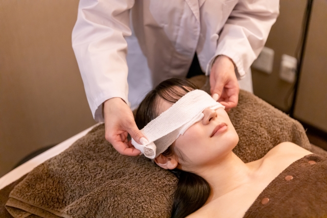 目元を施術中の女性　眼瞼下垂は埋没法で治せる？切開との違い・効果・持続性を徹底比較｜NERO DOCTOR / BEAUTY（美容医療）