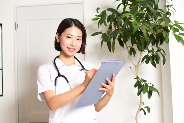 カルテを持った女性看護師 眼瞼下垂を形成外科で治したい方へ|美容外科との違いと選び方|NERO DOCTOR / BEAUTY(美容医療)