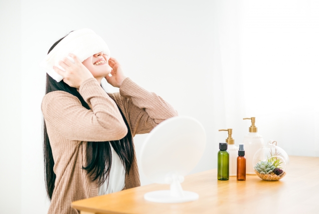 目元を温める女性 裏ハムラ法の後遺症は?凹み・張り・外反などの原因と対処法を解説|NERO DOCTOR / BEAUTY(美容医療)