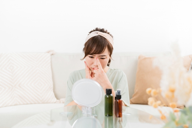 鏡を見て悩む女性　脂肪注入で丸いおでこに｜持続期間・リスク・ダウンタイムを解説｜NERO DOCTOR / BEAUTY（美容医療）