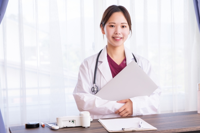 書類を抱える白衣の女性 フェムケアは怪しい?女性の健康管理の選択肢は本当に増えているの?|NERO DOCTOR / BEAUTY(美容医療)