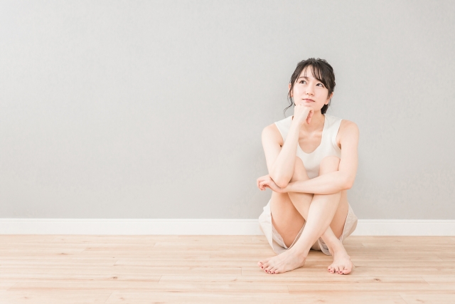 部屋着で考え事する女性　鼻整形後のギプス完全ガイド｜装着期間・外し方・マスクでの過ごし方｜NERO DOCTOR / BEAUTY（美容医療）