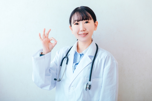 手でOKサインをする白衣の女性　眼瞼下垂は埋没法で治せる？切開との違い・効果・持続性を徹底比較｜NERO DOCTOR / BEAUTY（美容医療）