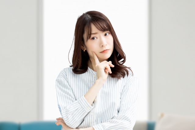 悩む女性 眼瞼下垂と眉下切開の違いは?視界を広くするにはどちらを選べばいい?|NERO DOCTOR / BEAUTY(美容医療)