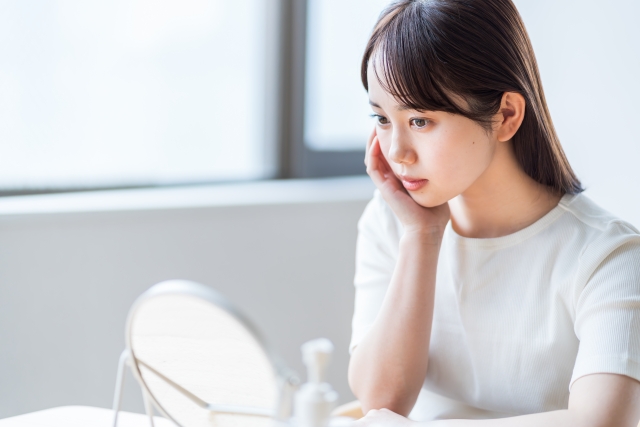 鏡を見る女性　ハムラ法の後遺症は？違和感がある場合の原因と対処法について解説｜NERO DOCTOR / BEAUTY（美容医療）