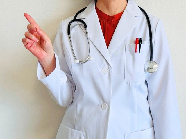 指をさす白衣の女性 目の下の脱脂は取りすぎるとどうなる?過剰切除で後悔しないために知るべきこと|NERO DOCTOR / BEAUTY(美容医療)