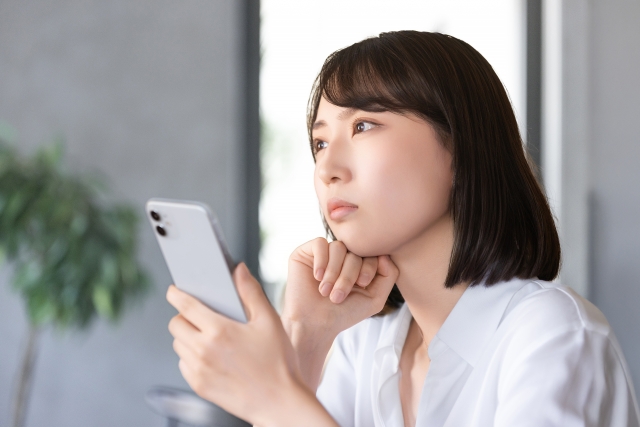 スマホを持って考え事をする女性 フェムケアは怪しい?女性の健康管理の選択肢は本当に増えているの?|NERO DOCTOR / BEAUTY(美容医療)