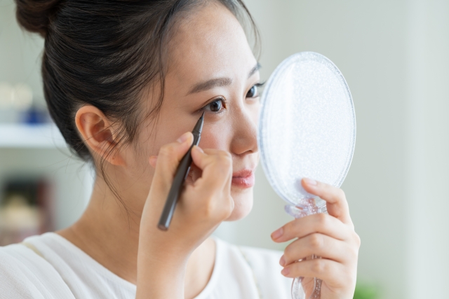 眼瞼下垂と眉下切開の違いは？視界を広くするにはどちらを選べばいい？