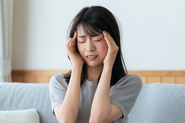 こめかみを押さえる女性　脂肪注入は顔にもできる？後悔をしないために知っておきたいポイント｜NERO DOCTOR / BEAUTY（美容医療）