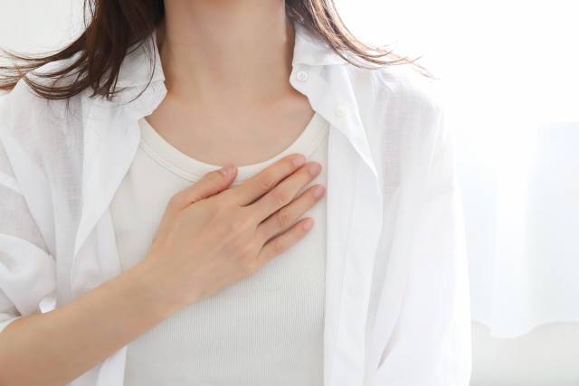 胸に手を当てる女性　シリコンインプラント豊胸とは？次世代型インプラントとの違いも解説｜NERO DOCTOR / BEAUTY（美容医療）