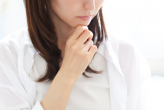 考えている女性　ハムラ法をした芸能人は？適用する人としない人について条件を解説｜NERO DOCTOR / BEAUTY（美容医療）