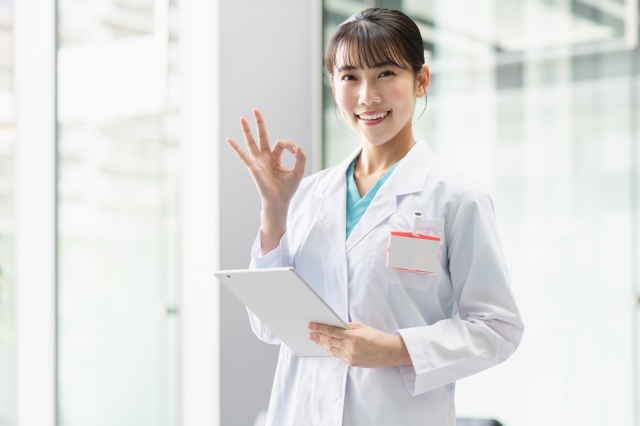 OKサインを出す白衣の女性 眼瞼下垂と眉下切開の違いは?視界を広くするにはどちらを選べばいい?|NERO DOCTOR / BEAUTY(美容医療)