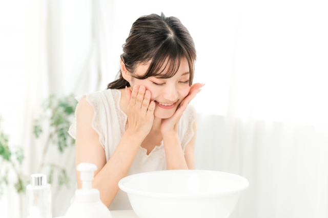 顔を洗う女性　ハムラ法のダウンタイムスケジュール｜腫れ・痛み・仕事復帰の目安とは｜NERO DOCTOR / BEAUTY（美容医療）