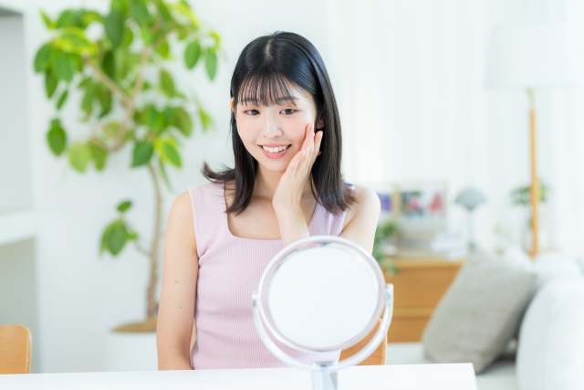 鏡を見る女性　脂肪注入を顔にしたら｜ダウンタイム・メイク再開までの経過スケジュール｜NERO DOCTOR / BEAUTY（美容医療）