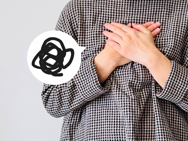 胸に手を当てて悩みを抱える女性 シリコンバッグ豊胸は何年持つ?入れ替え時期とリスクを解説|NERO DOCTOR / BEAUTY(美容医療)