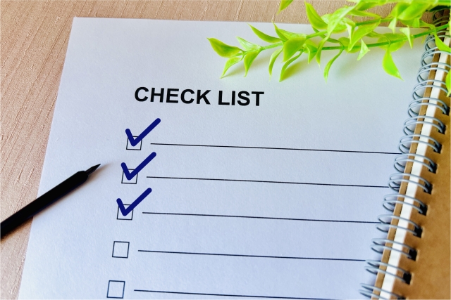 チェックリストイメージ 裏ハムラ法の後遺症は?凹み・張り・外反などの原因と対処法を解説|NERO DOCTOR / BEAUTY(美容医療)