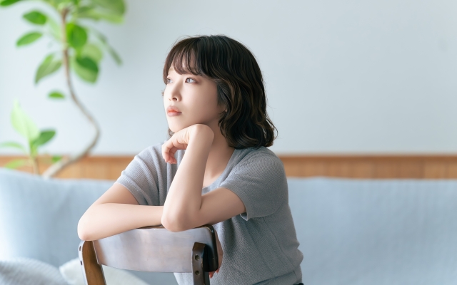 思いにふける女性 目の下の脱脂で失敗したかも…「助けて」と思ったときの対処法|NERO DOCTOR / BEAUTY(美容医療)