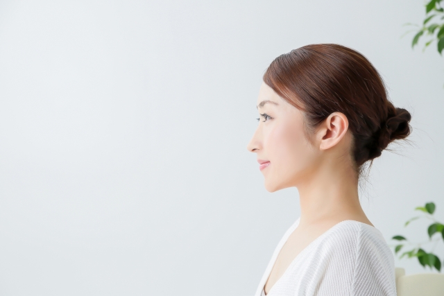 女性の横顔 鼻プロテーゼ抜去とは?ダウンタイム・仕上がり・再手術の選択肢|NERO DOCTOR / BEAUTY(美容医療)