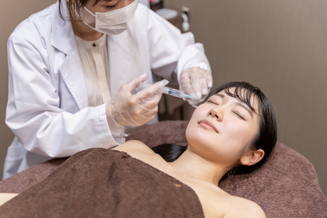 注射 ほうれい線を気にして笑わない人へ|逆効果になる理由と正しい対策|NERO DOCTOR / BEAUTY(美容医療)