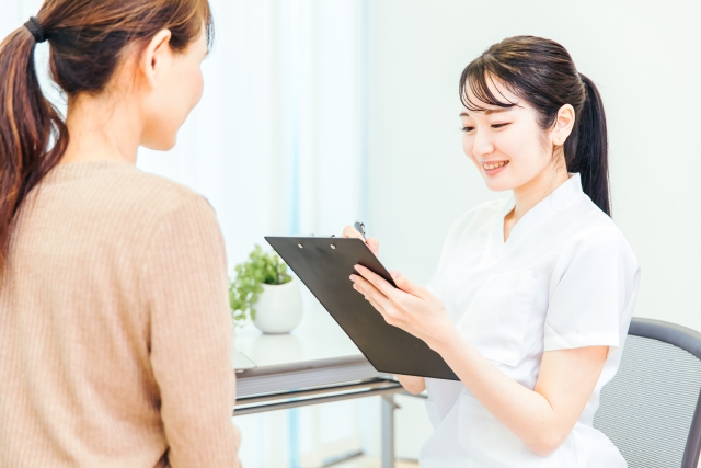 カウンセリングを受ける女性　口唇縮小で後悔しないために｜トラブルと対処法について詳しく解説｜NERO DOCTOR / BEAUTY（美容医療）
