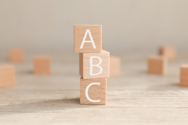 アルファベットの書かれたキューブ ミッドフェイスリフトとは?中顔面にアプローチする手術を解説|NERO DOCTOR / BEAUTY(美容医療)