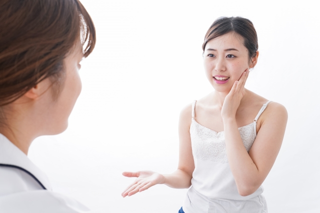 カウンセリングを受ける女性　自然癒着法のダウンタイムはどれくらい？術後1ヶ月までの経過と生活の注意点｜NERO DOCTOR / BEAUTY（美容医療）