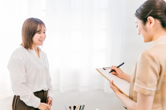 カウンセリングを受ける女性 にんにく鼻でも美人に見える理由|鼻だけで決まらない“顔の中心バランス”|NERO DOCTOR / BEAUTY(美容医療)