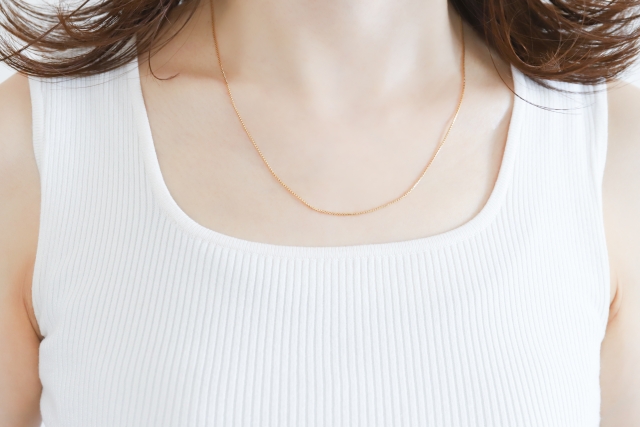 女性の首元アップ　ネックリフトとは？首のたるみ・シワを整える手術とリスク｜NERO DOCTOR / BEAUTY（美容医療）