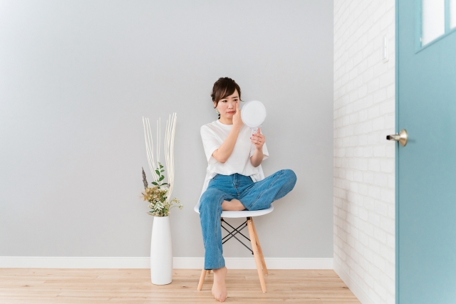 鏡を見る女性　自然癒着法とはどんな施術？埋没・切開との違いと適応例を詳しく解説｜NERO DOCTOR / BEAUTY（美容医療）