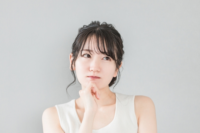 考える女性　自然癒着法と埋没法はどっちがいい？特徴や向き不向きを徹底比較｜NERO DOCTOR / BEAUTY（美容医療）