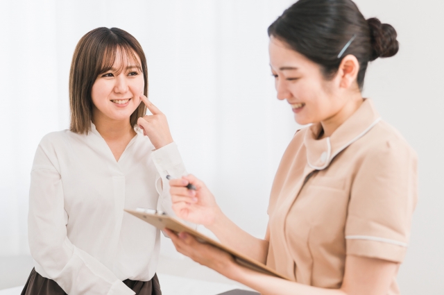 カウンセリングを受ける女性　口角挙上とは？切らない方法と切開法、ダウンタイムと適応を整理｜NERO DOCTOR / BEAUTY（美容医療）