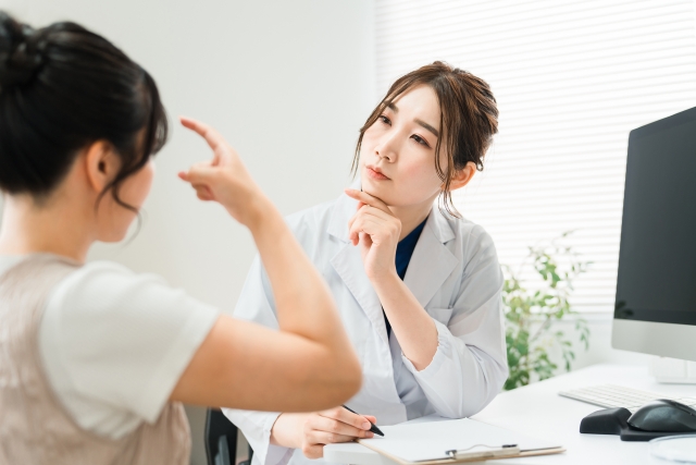カウンセリングを受ける女性　コアトックスとは？次世代ボトックス製剤の特徴と向いている人｜NERO DOCTOR / BEAUTY（美容医療）