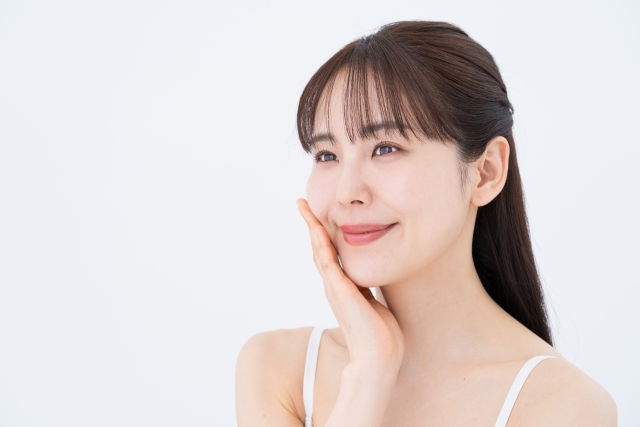 頬に手を当てる女性　こめかみリフトで目指せる変化とは？他のリフト施術との違いも｜NERO DOCTOR / BEAUTY（美容医療）