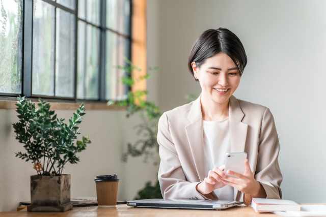 携帯　女性　笑ってもほうれい線ができない人は何をしている？今すぐできる予防・改善策｜NERO DOCTOR / BEAUTY（美容医療）