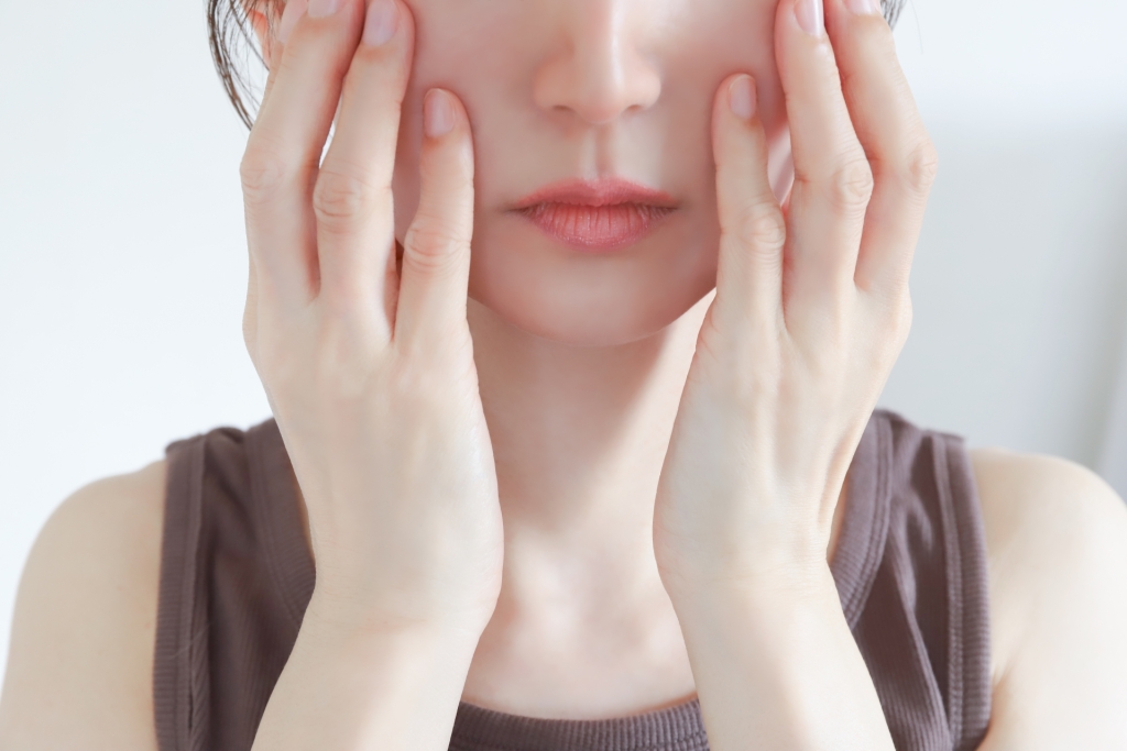 ほうれい線を気にして笑わない人へ｜逆効果になる理由と正しい対策