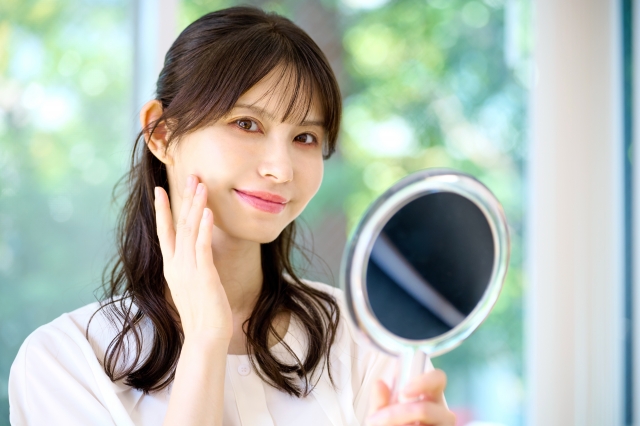 鏡 ほうれい線ができにくい骨格とは?セルフチェックと要因別の対策を解説|NERO DOCTOR / BEAUTY(美容医療)
