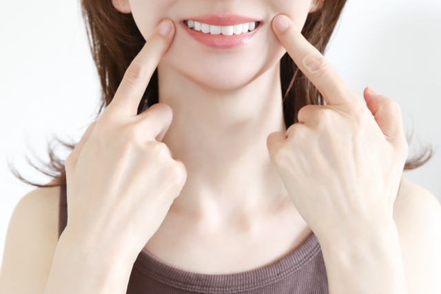 口角挙上で芸能人みたいな口元になれる？写真の「真実」と施術の現実
