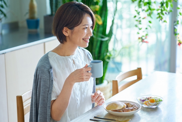 笑顔　女性　笑ってもほうれい線ができない人は何をしている？今すぐできる予防・改善策｜NERO DOCTOR / BEAUTY（美容医療）