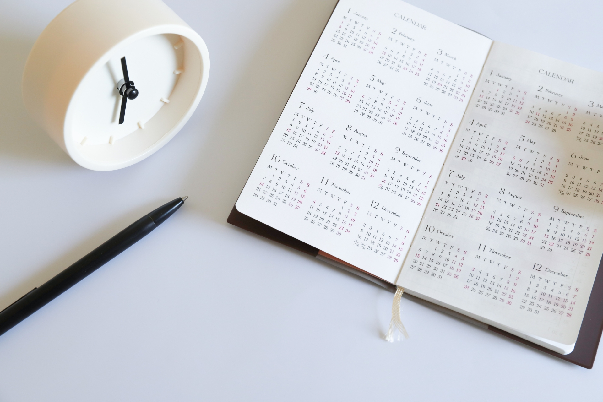 カレンダーと時計　アドバテックスレーザーのダウンタイムは？施術後のリアルな経過と注意点｜NERO DOCTOR / BEAUTY（美容医療）