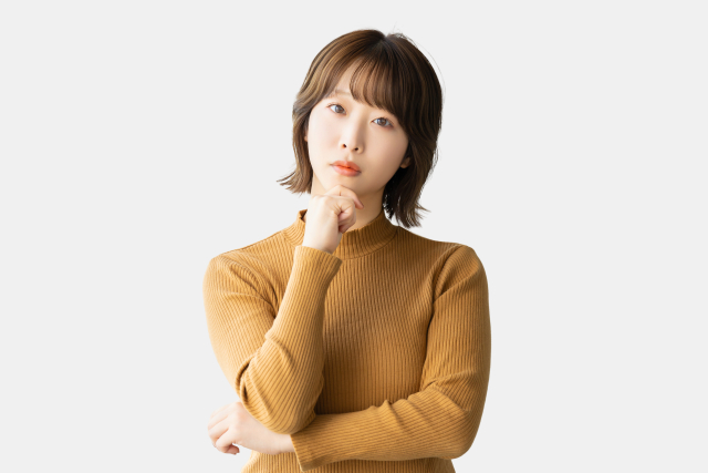 考え事をする女性 口唇縮小とは?たらこ唇を自然に整える手術とダウンタイムについて|NERO DOCTOR / BEAUTY(美容医療)