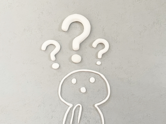 疑問を感じているイラスト　アドバテックスレーザーとVビーム、どっちがいい？赤み治療を希望する人へ｜NERO DOCTOR / BEAUTY（美容医療）