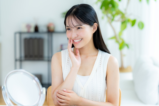 頬に手を当てて微笑む女性　自然癒着法のダウンタイムはどれくらい？術後1ヶ月までの経過と生活の注意点｜NERO DOCTOR / BEAUTY（美容医療）
